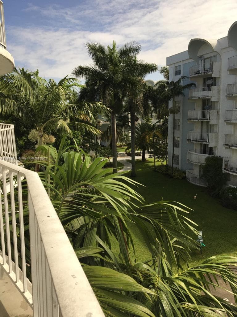 498 NW 165th St Rd # D401, Miami FL 33169