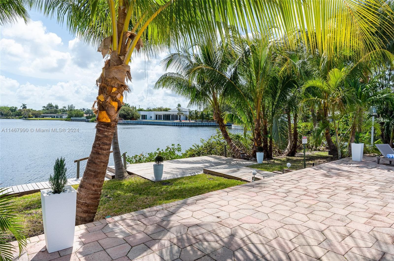 2500 NE 199th St, Miami FL 33180 photo 2