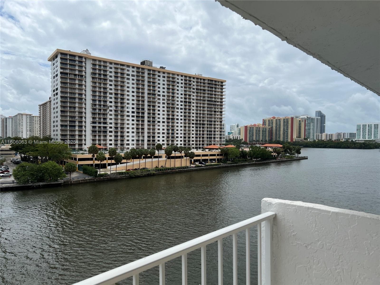 4000 NE 170th St # 604, North Miami Beach FL 33160 photo 2