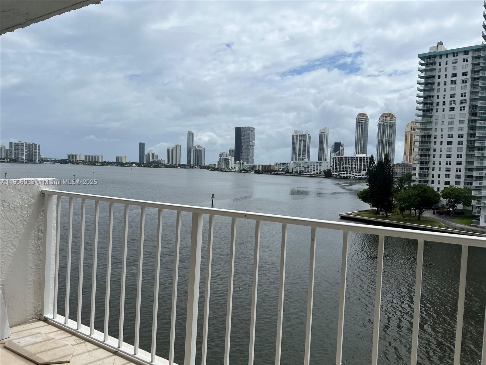 4000 NE 170th St # 604, North Miami Beach FL 33160 photo 3