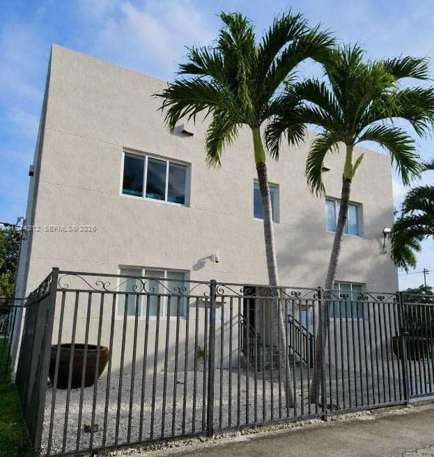 2500 NE 192nd St, Miami FL 33180 photo 2