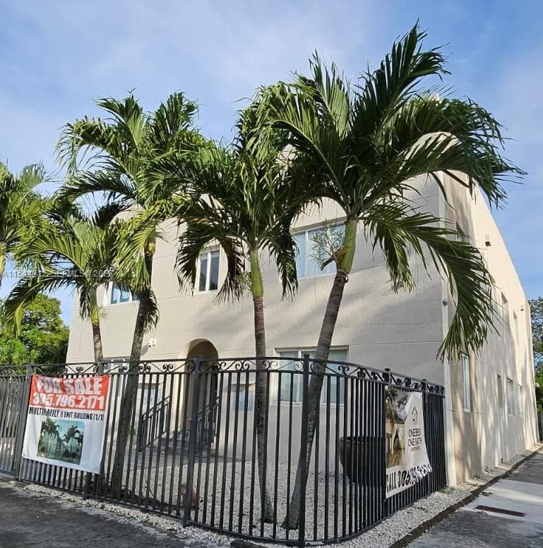 2500 NE 192nd St, Miami FL 33180 photo 3
