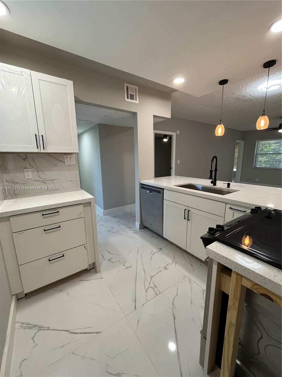 5102 NW 36th St # 605, Lauderdale Lakes, FL 33319 photo 3