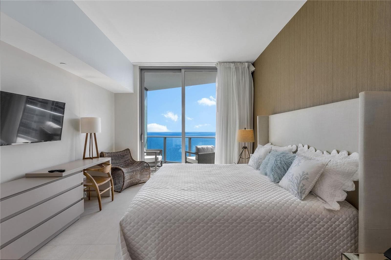 4111 S Ocean Drive, Hollywood FL 33019 photo 2