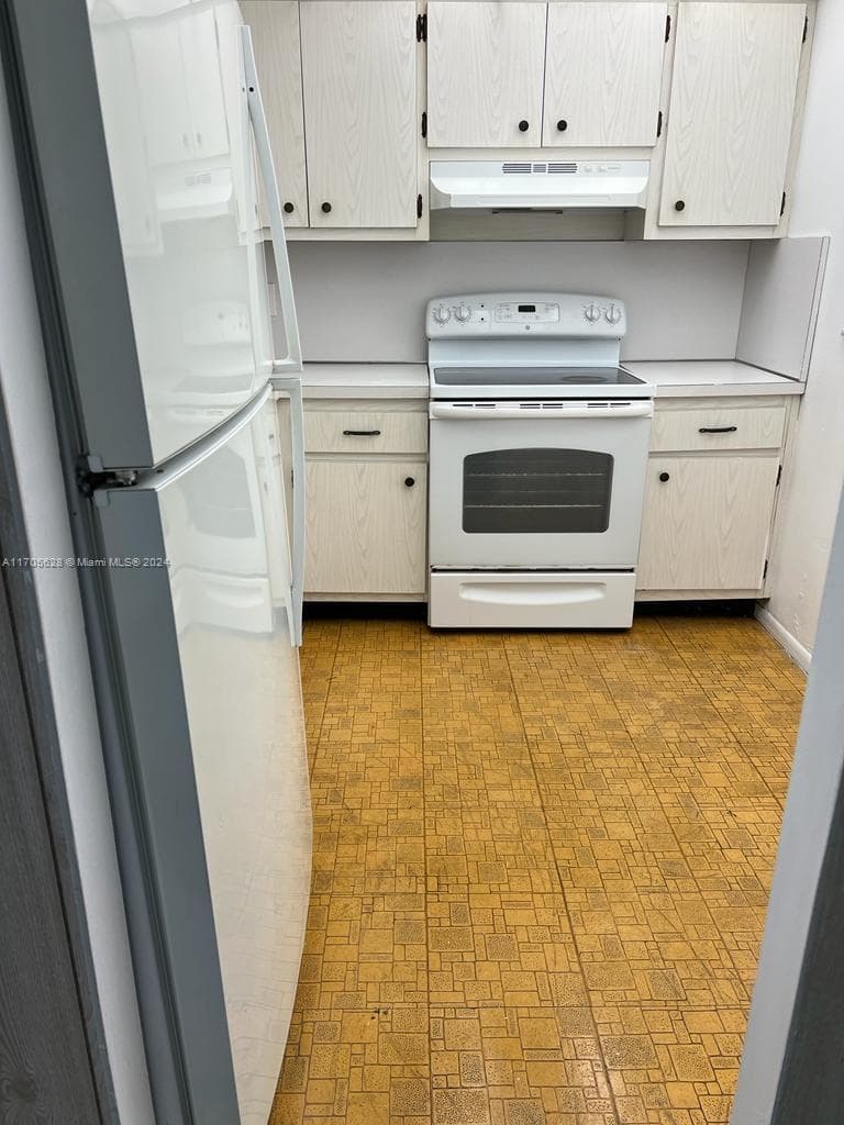 15600 NW 7th Ave # 821, Miami FL 33169 photo 3