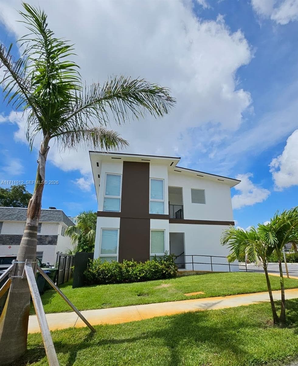 210 SE 10th St, Hallandale Beach FL 33009 photo 3