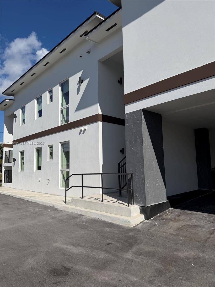 210 SE 10th St, Hallandale Beach FL 33009 photo 5