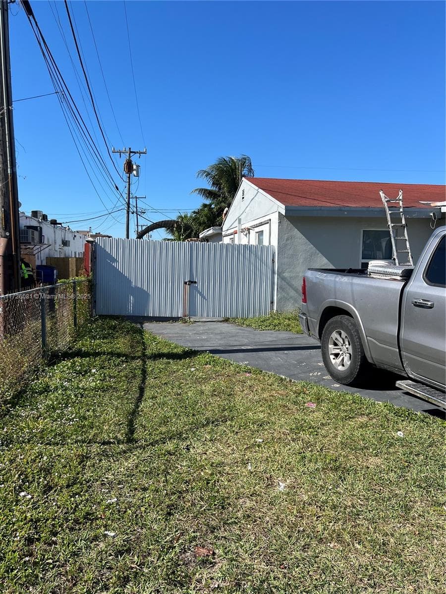 720 NW 30th Ave, Miami FL 33125 photo 2