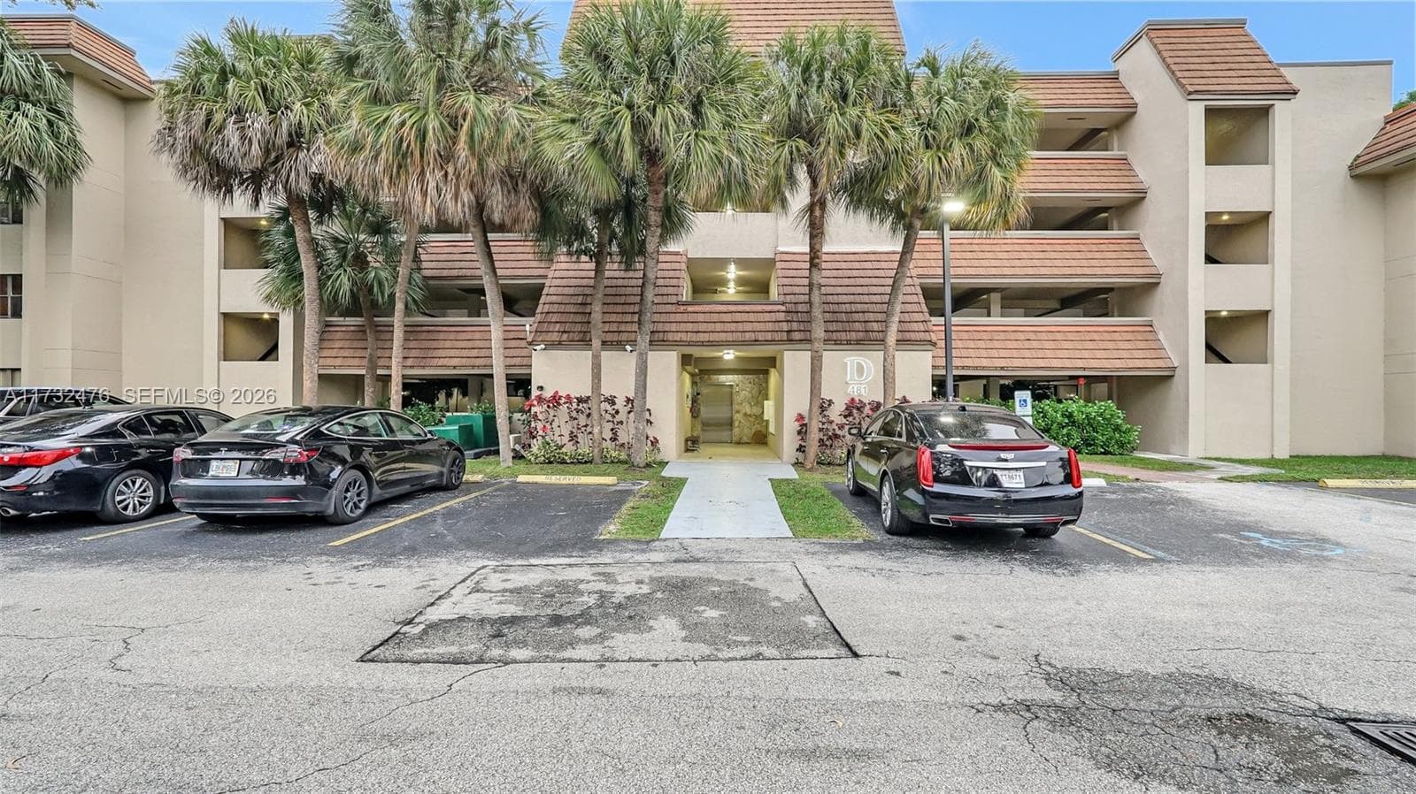 481 Ives Dairy Rd # 4, Miami FL 33179 photo 2