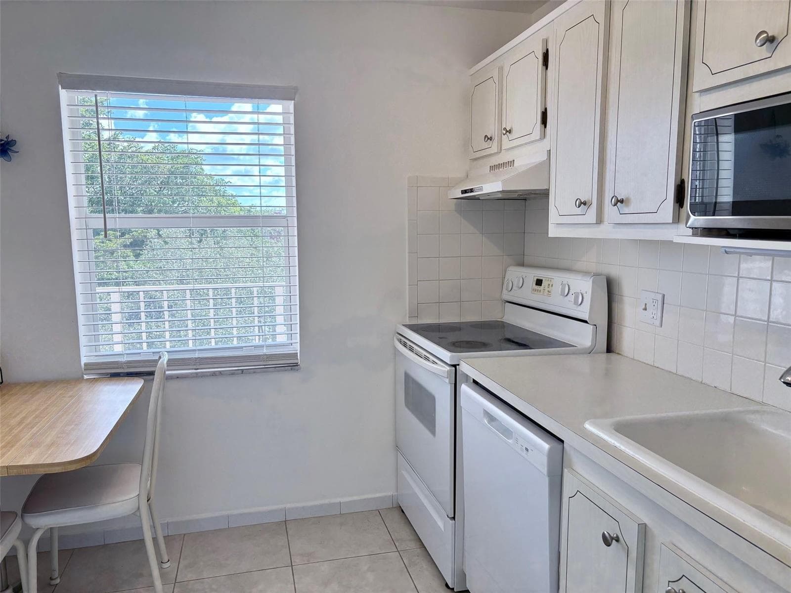 1055 Country Club Drive # 404, Margate FL 33063 photo 4