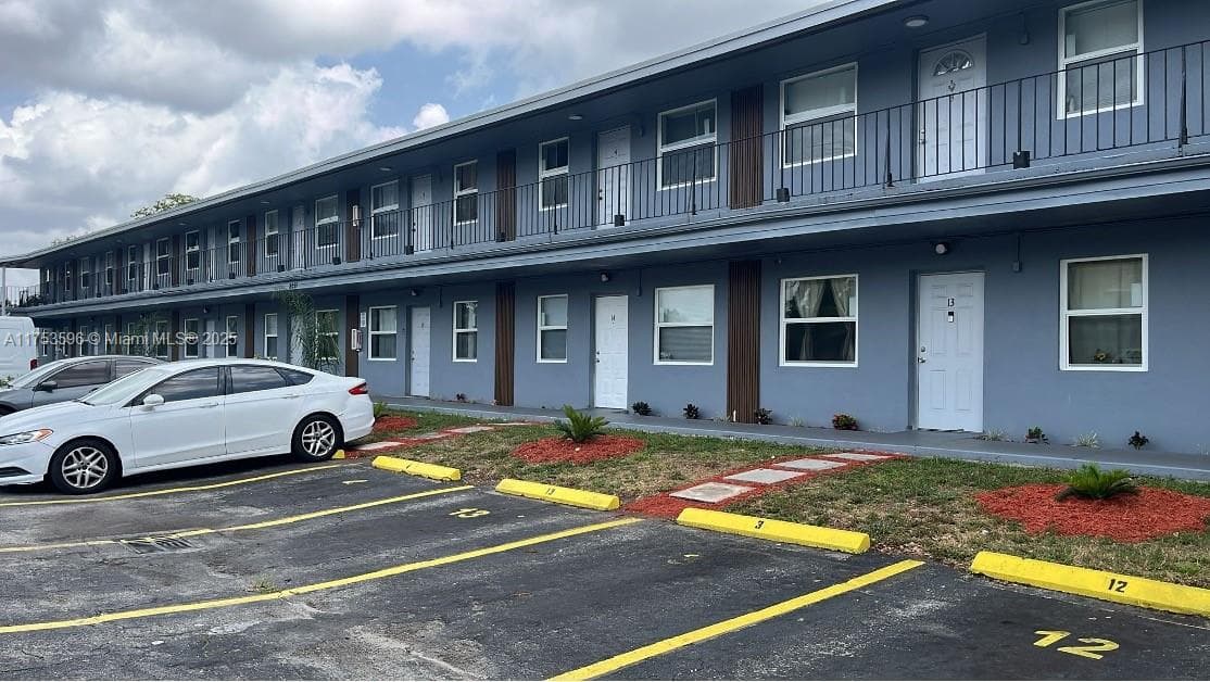 6051 Arthur St # 14, Hollywood, FL 33024