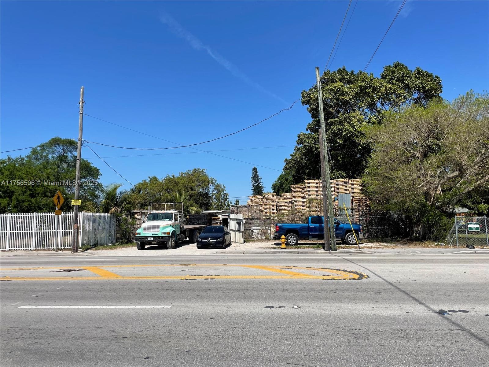 3013 NW 54th St, Miami FL 33142