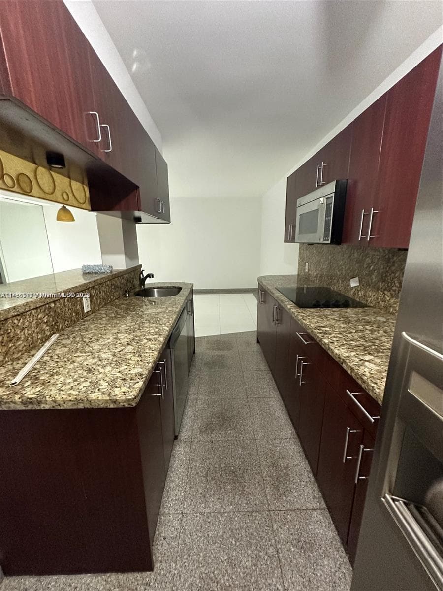 1100 NE 1st Ct # 105, Hallandale Beach FL 33009