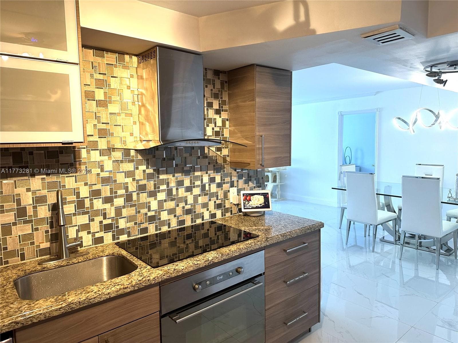 427 Golden Isles Dr # 5G, Hallandale Beach FL 33009