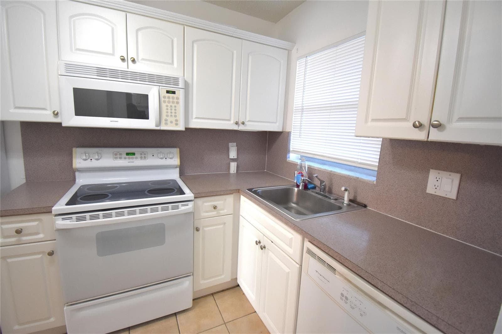 3051 Sunrise Lakes Drive # 311, Sunrise FL 33322 photo 2