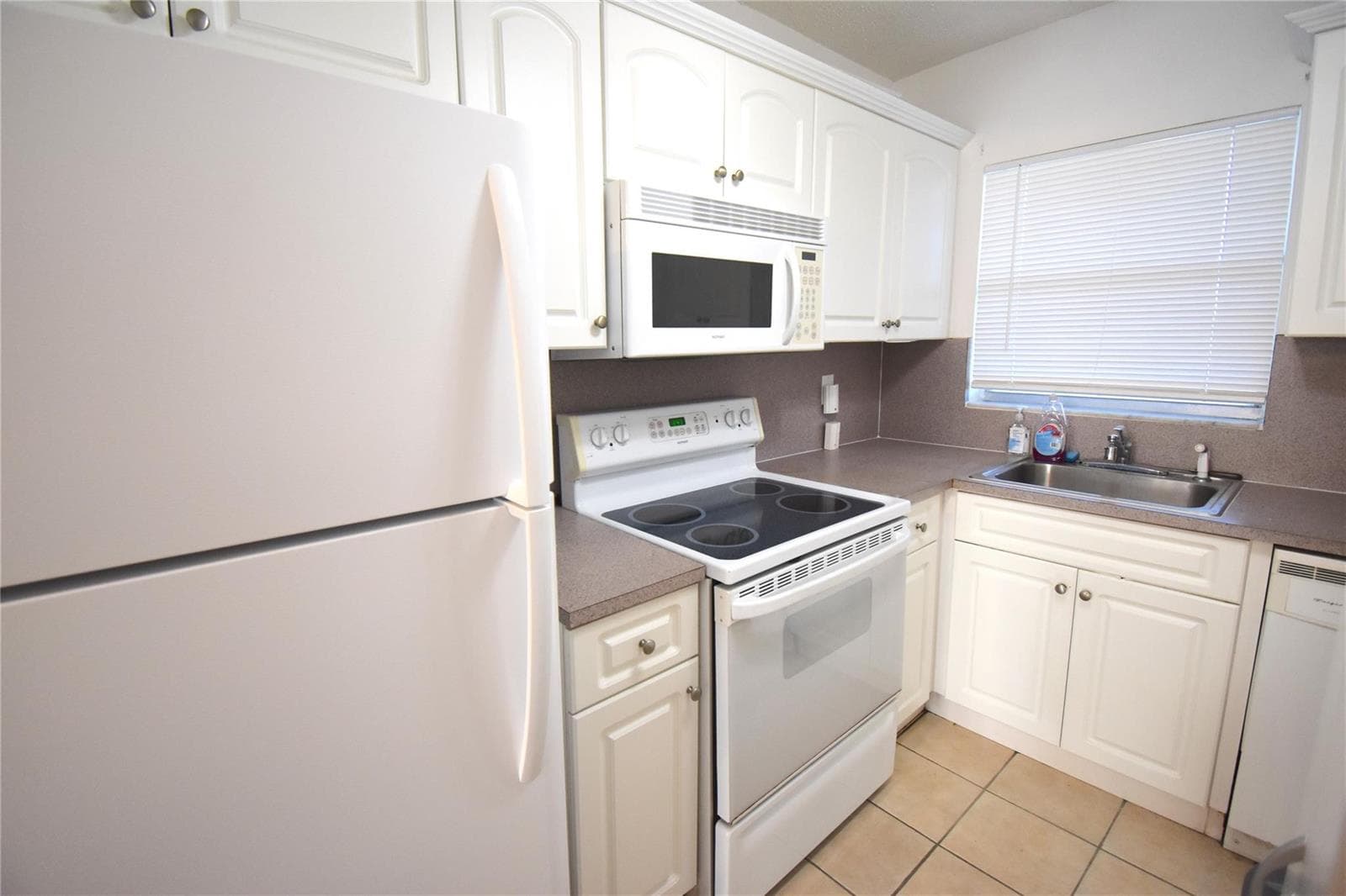 3051 Sunrise Lakes Drive # 311, Sunrise FL 33322 photo 3
