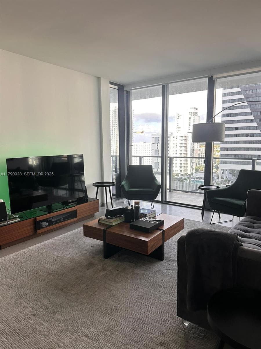 88 SW 7th St # 810, Miami FL 33130 photo 3