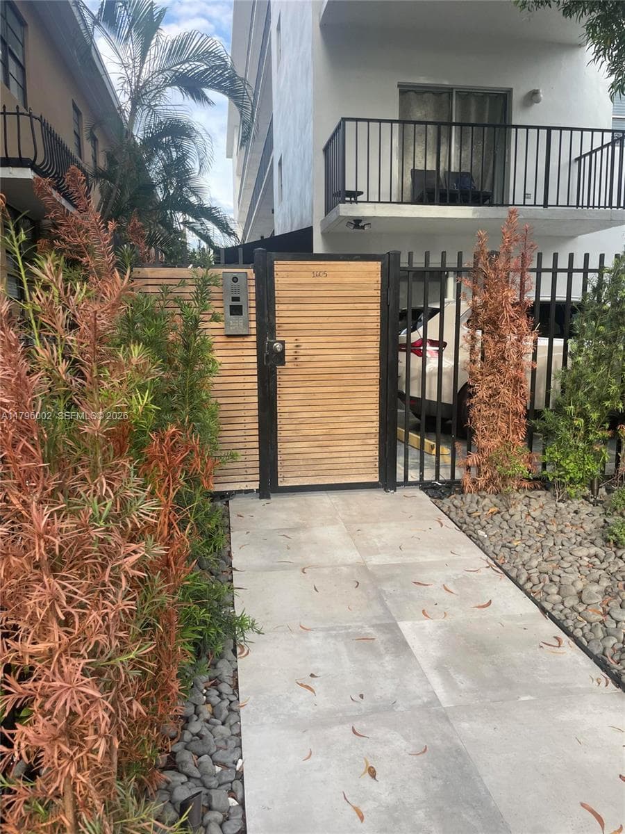 1605 Pennsylvania Ave # 303, Miami Beach FL 33139