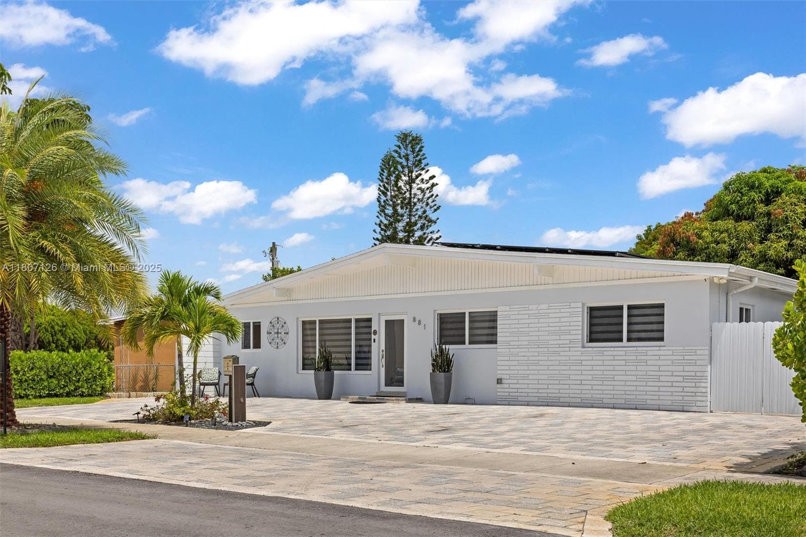 881 NW 177th Ter, Miami Gardens FL 33169 photo 2