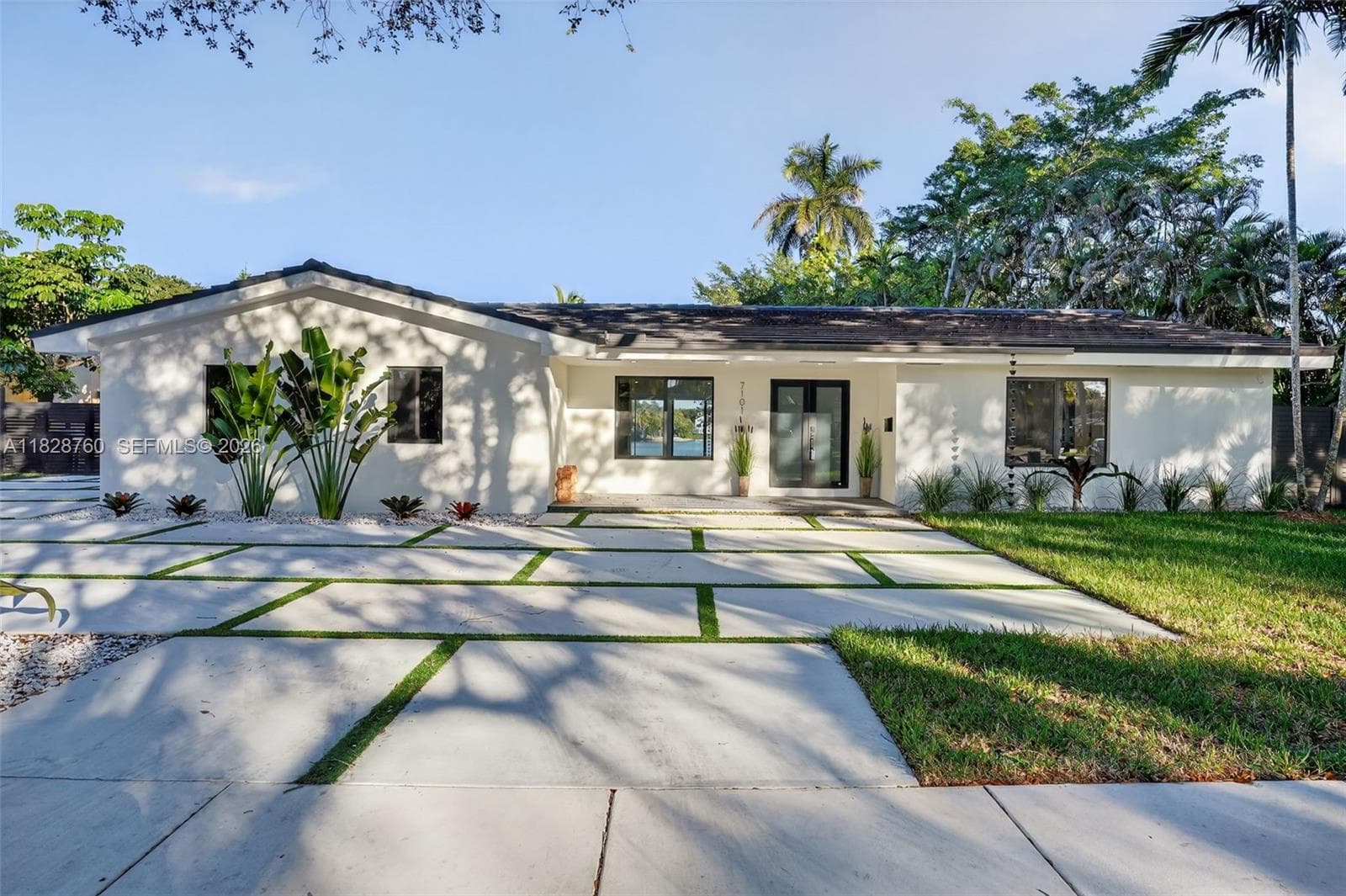 7101 E Troon Cir, Miami Lakes FL 33014 photo 2