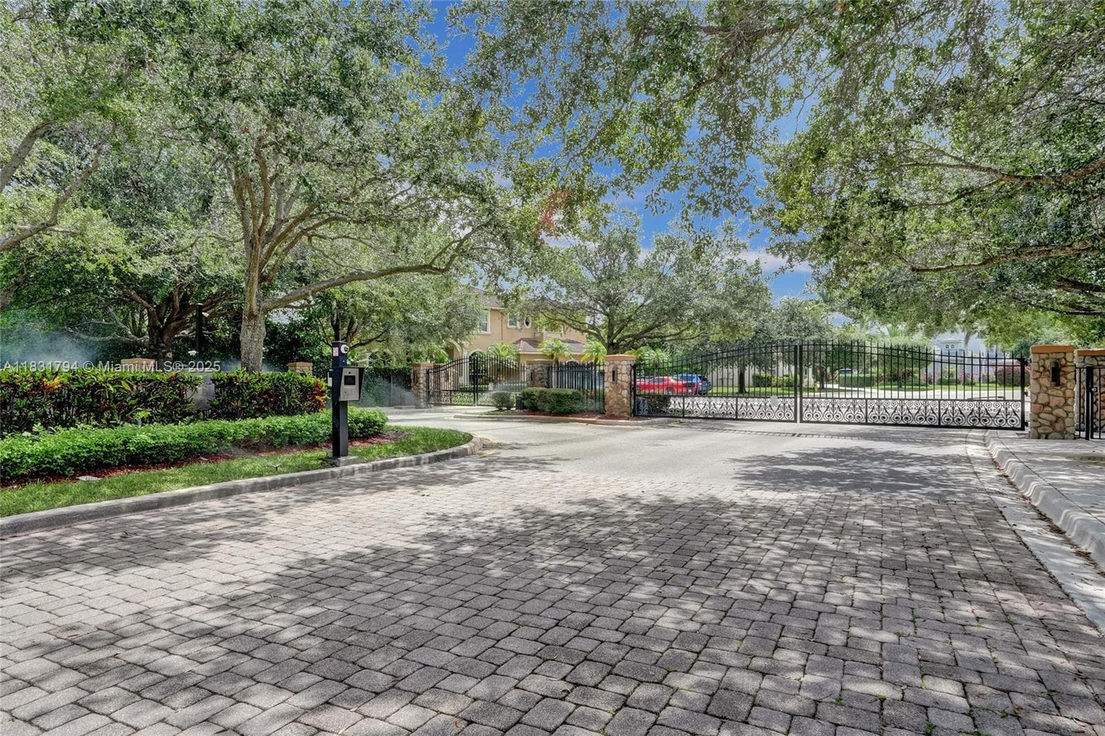 11056 Blackhawk Blvd, Davie FL 33328 photo 3