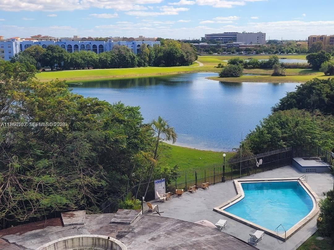 9682 Fontainebleau Blvd # 401, Miami FL 33172 photo 2