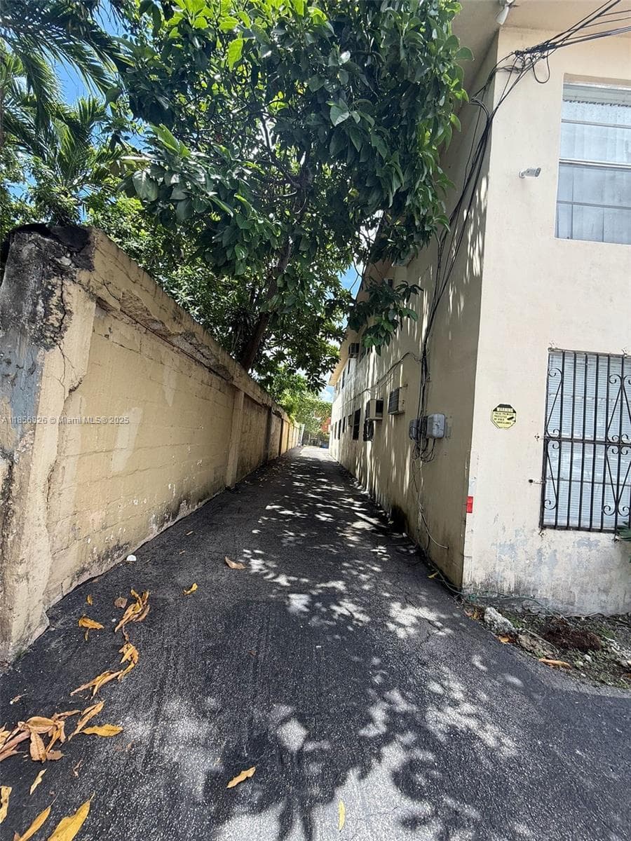 1520 SW 1st St, Miami FL 33135 photo 3