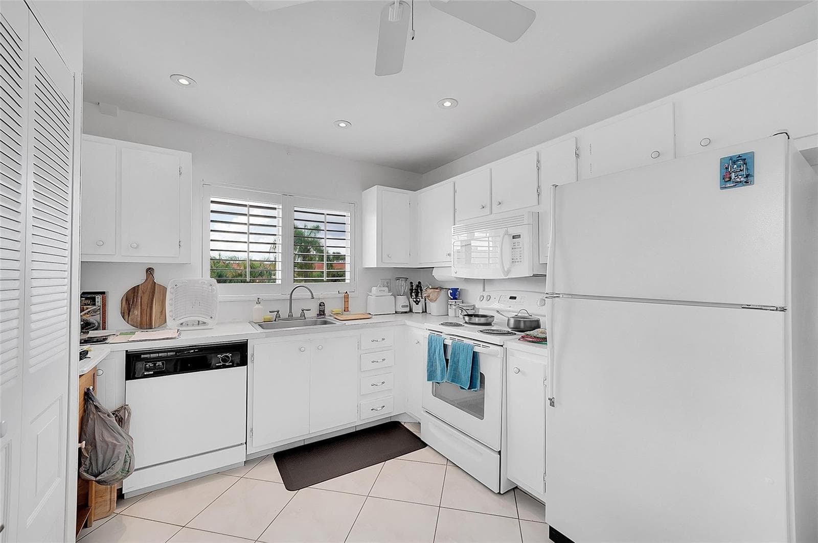 9481 Sunrise Lakes Boulevard # 310, Sunrise FL 33322 photo 3