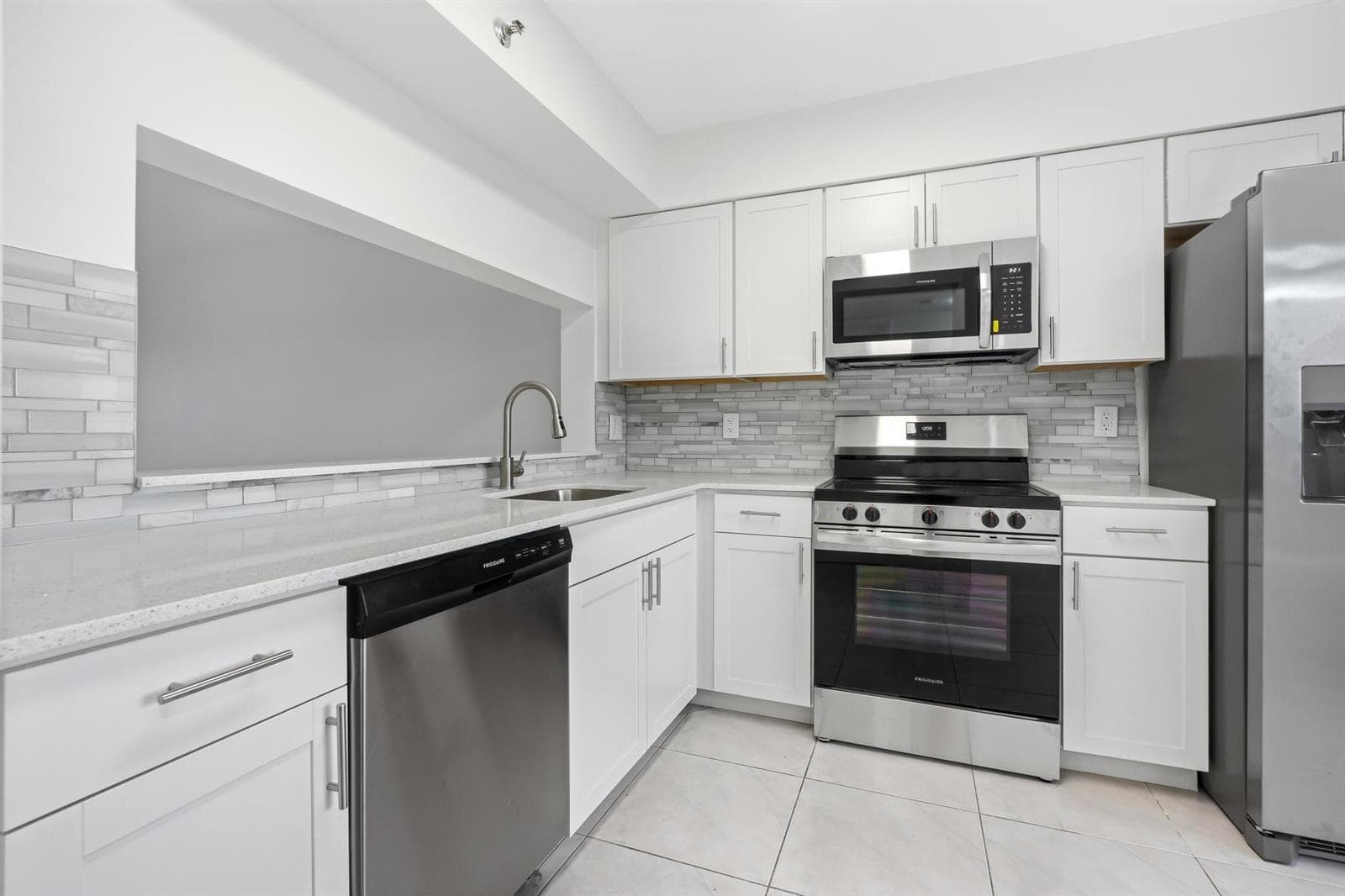 2200 S Cypress Bend Drive # 805, Pompano Beach FL 33069 photo 3