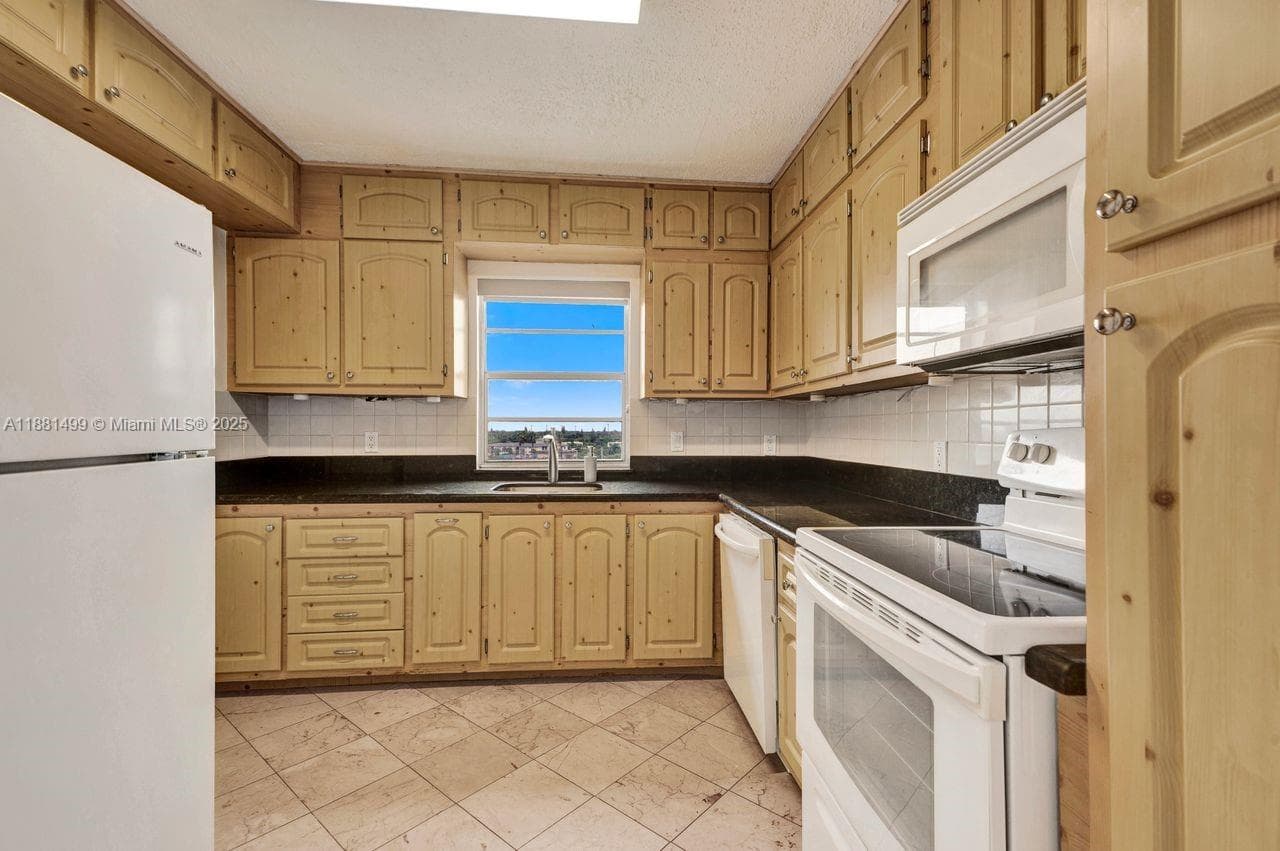 2025 NE 164th St # 716, North Miami Beach FL 33162 photo 2