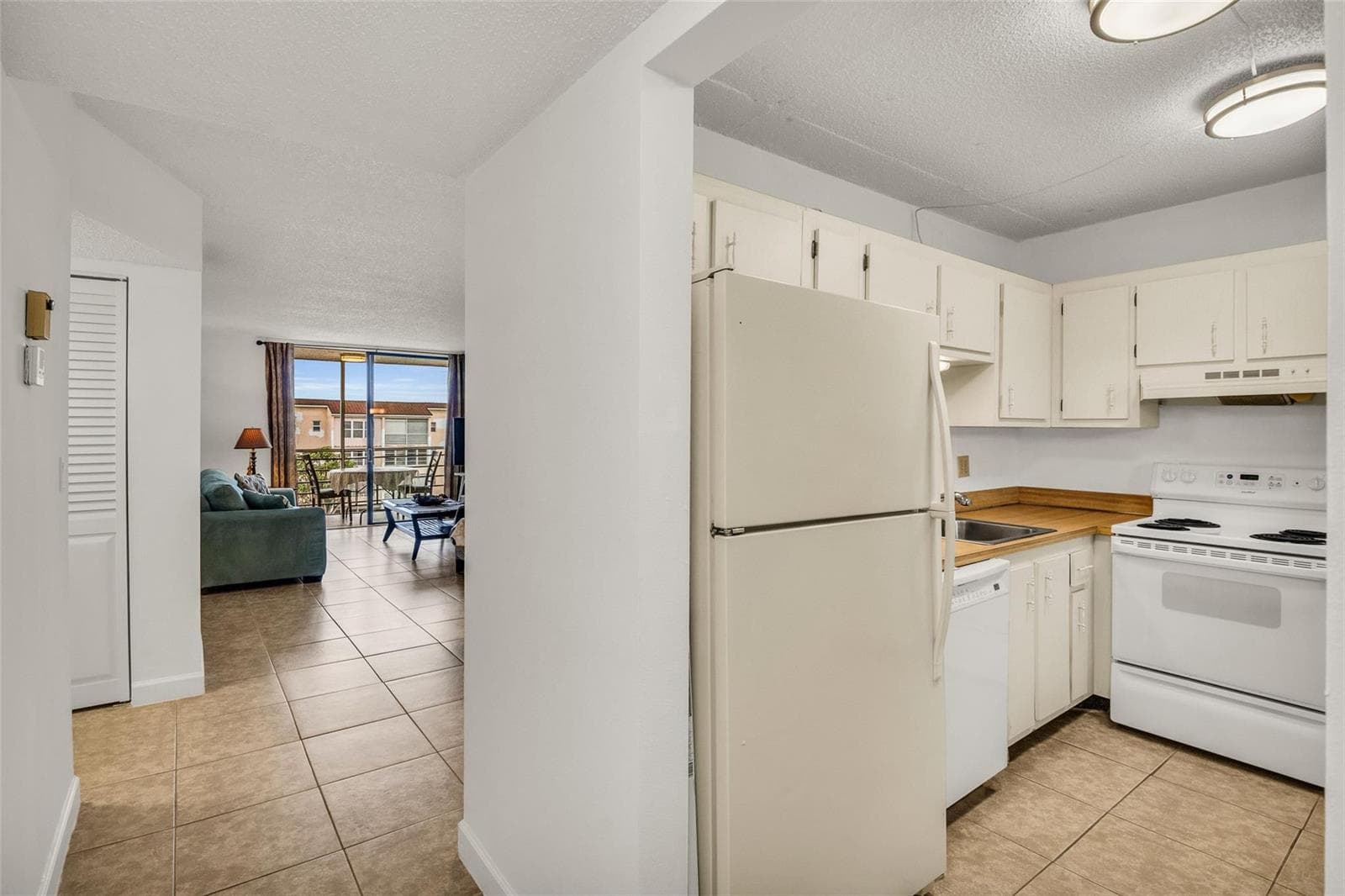 2840 Somerset Drive # 403, Lauderdale Lakes FL 33311 photo 3