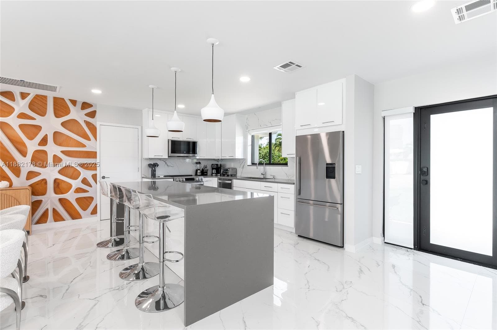 21230 NE 25th Ct, Miami FL 33180 photo 4