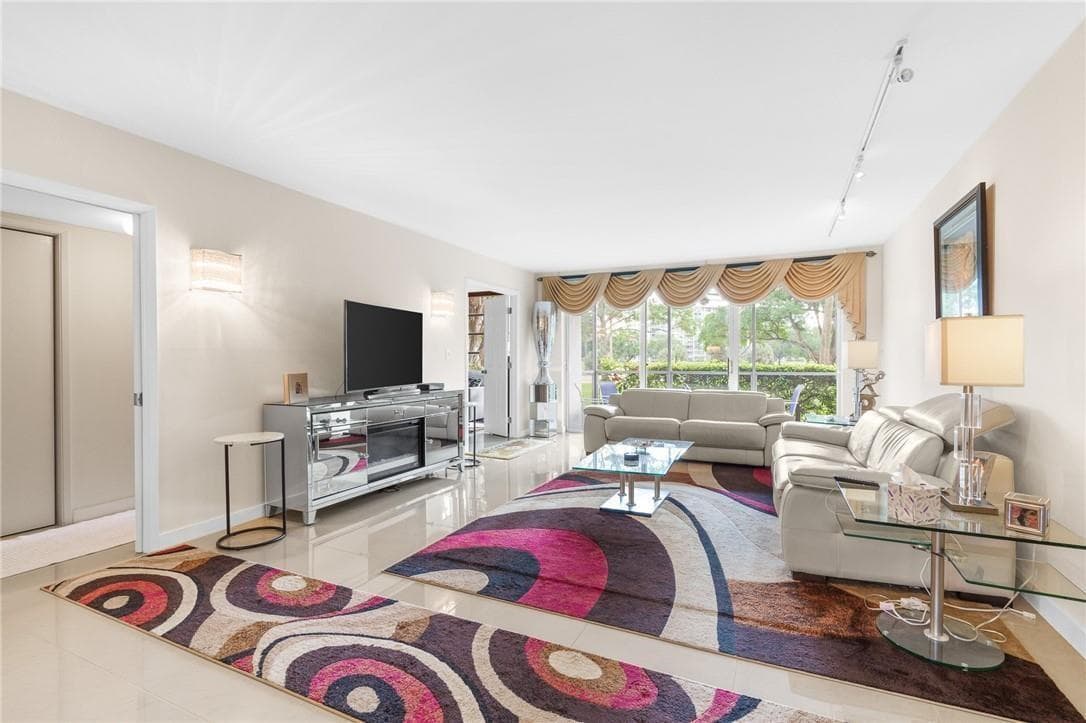 3800 Oaks Clubhouse Drive # 110, Pompano Beach FL 33069 photo 2
