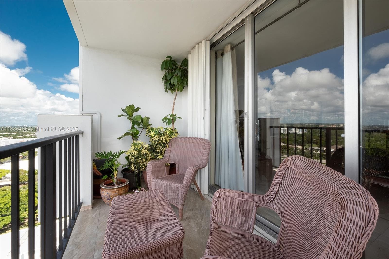 2750 NE 183rd St # 2204, Aventura FL 33160 photo 2
