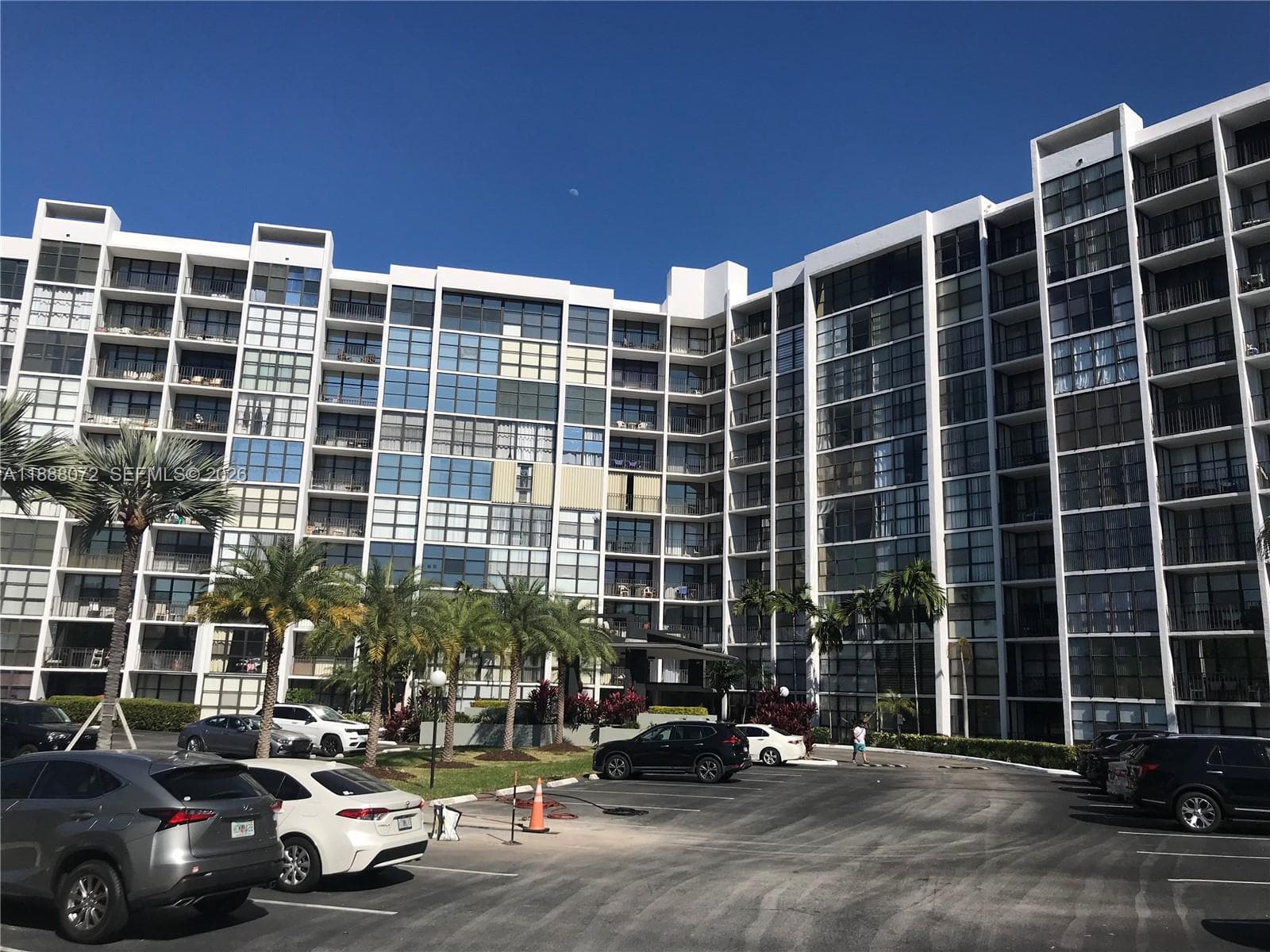 1000 Parkview Dr # 627, Hallandale Beach FL 33009 photo 2