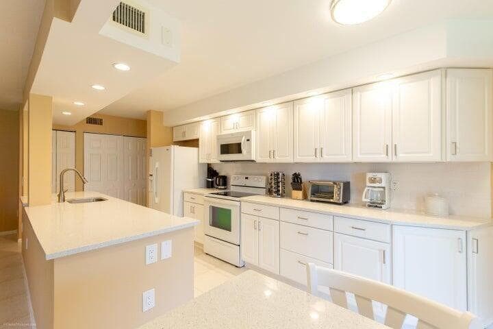 110 Half Moon Circle # E2, Hypoluxo FL 33462 photo 2