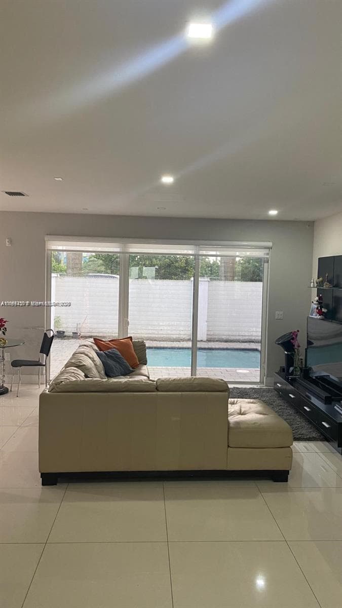 9880 NW 74th Ter, Doral FL 33178 photo 4