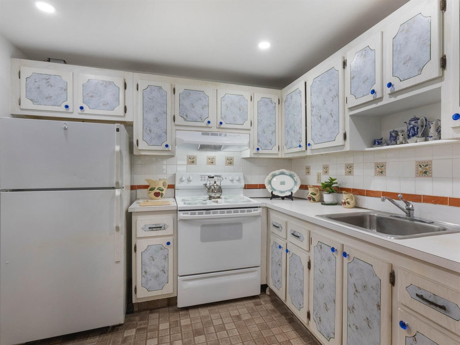 499 Saxony K, Delray Beach FL 33446 photo 2