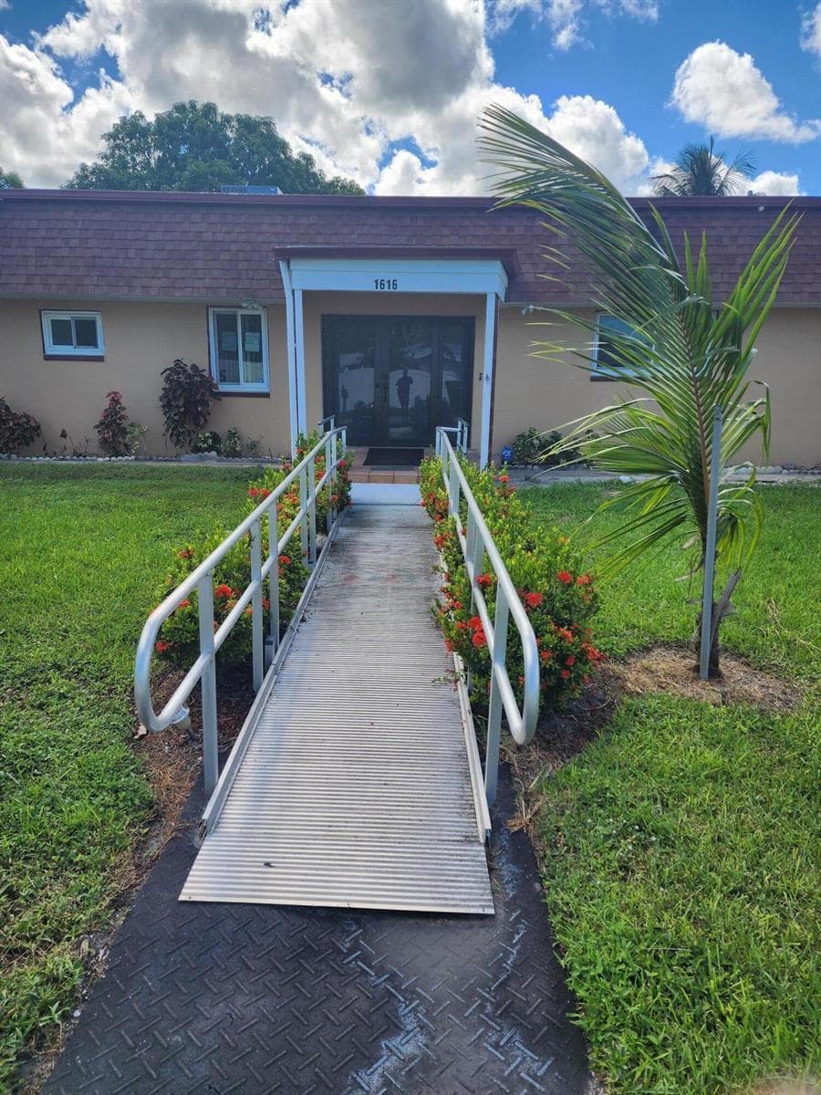 1616 Crandon Avenue, Mangonia Park FL 33407 photo 2