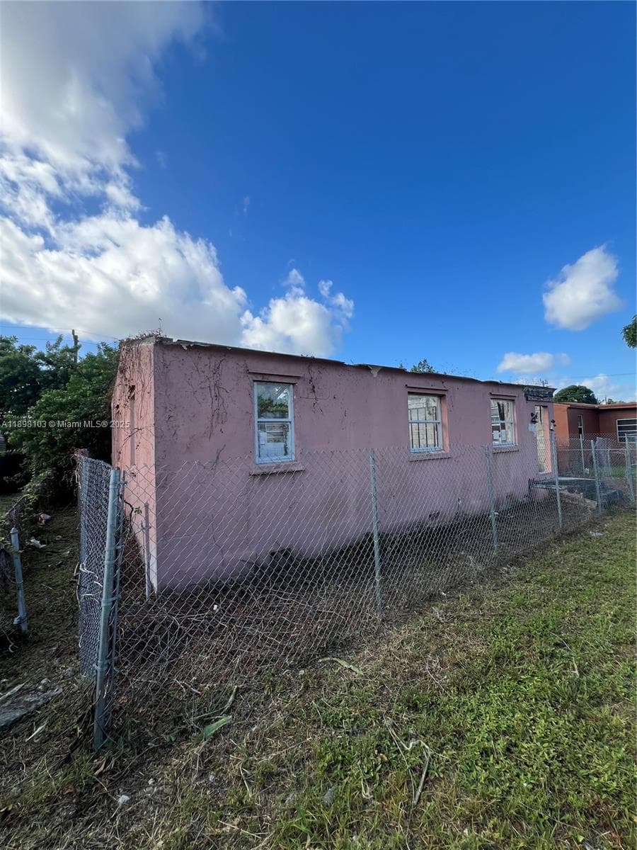 2122 Dewey St, Hollywood FL 33020 photo 2
