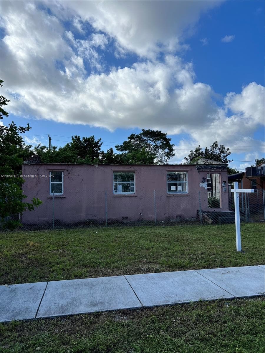 2122 Dewey St, Hollywood FL 33020