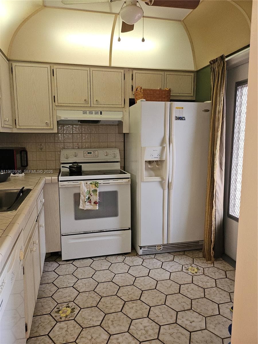 5121 W Oakland Park Blvd # 211, Lauderdale Lakes FL 33313 photo 3