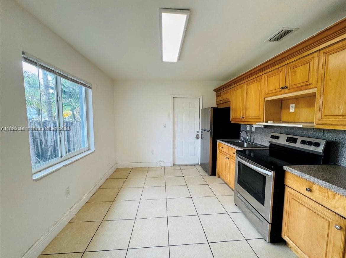 2540 NE 181st St, North Miami Beach FL 33160 photo 2