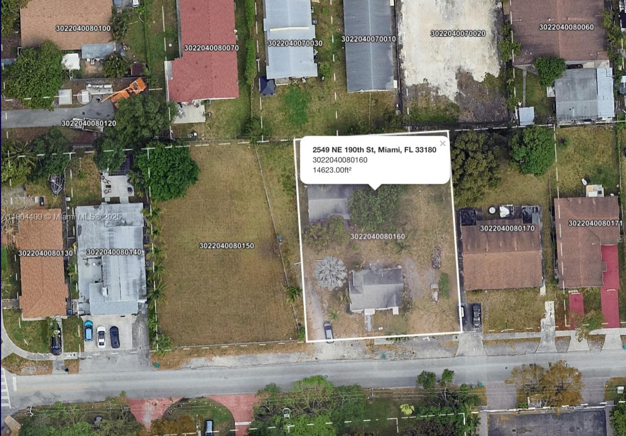 2549 NE 190th St, Miami FL 33180 photo 3