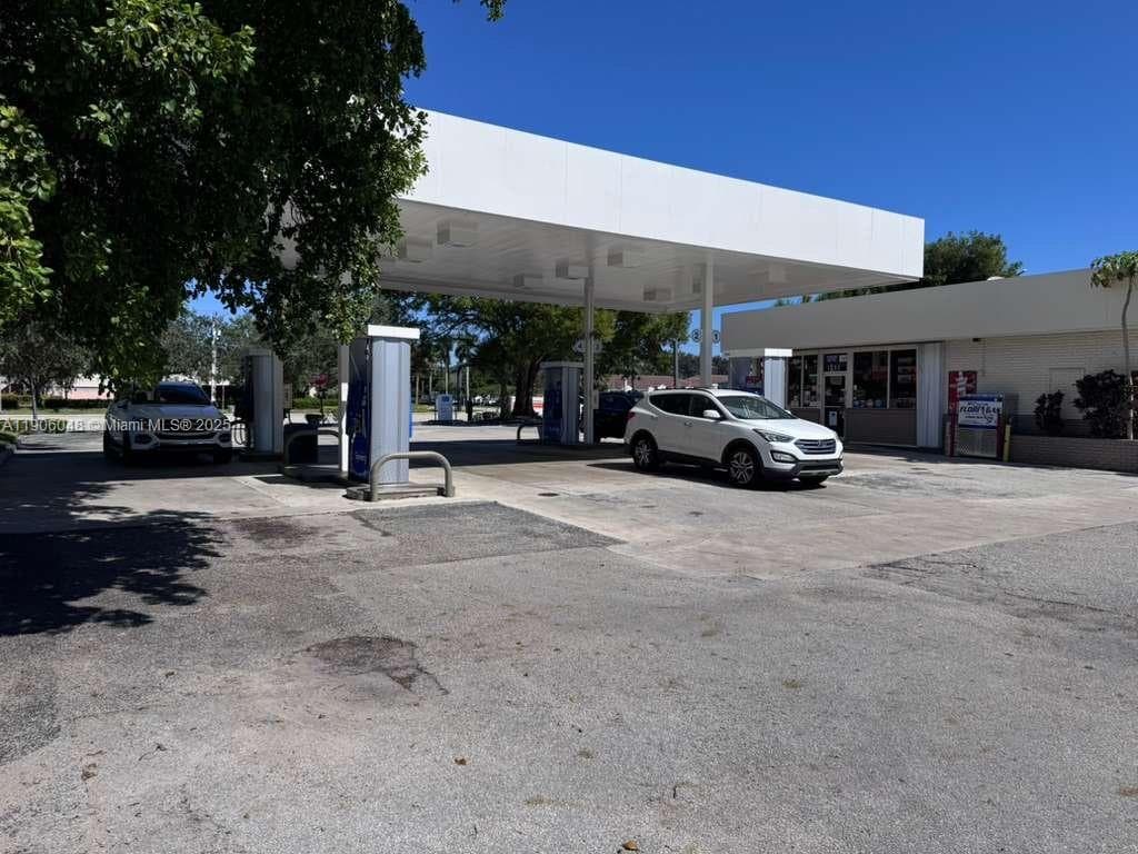 8400 W Oakland Park Blvd, Sunrise FL 33351 photo 2