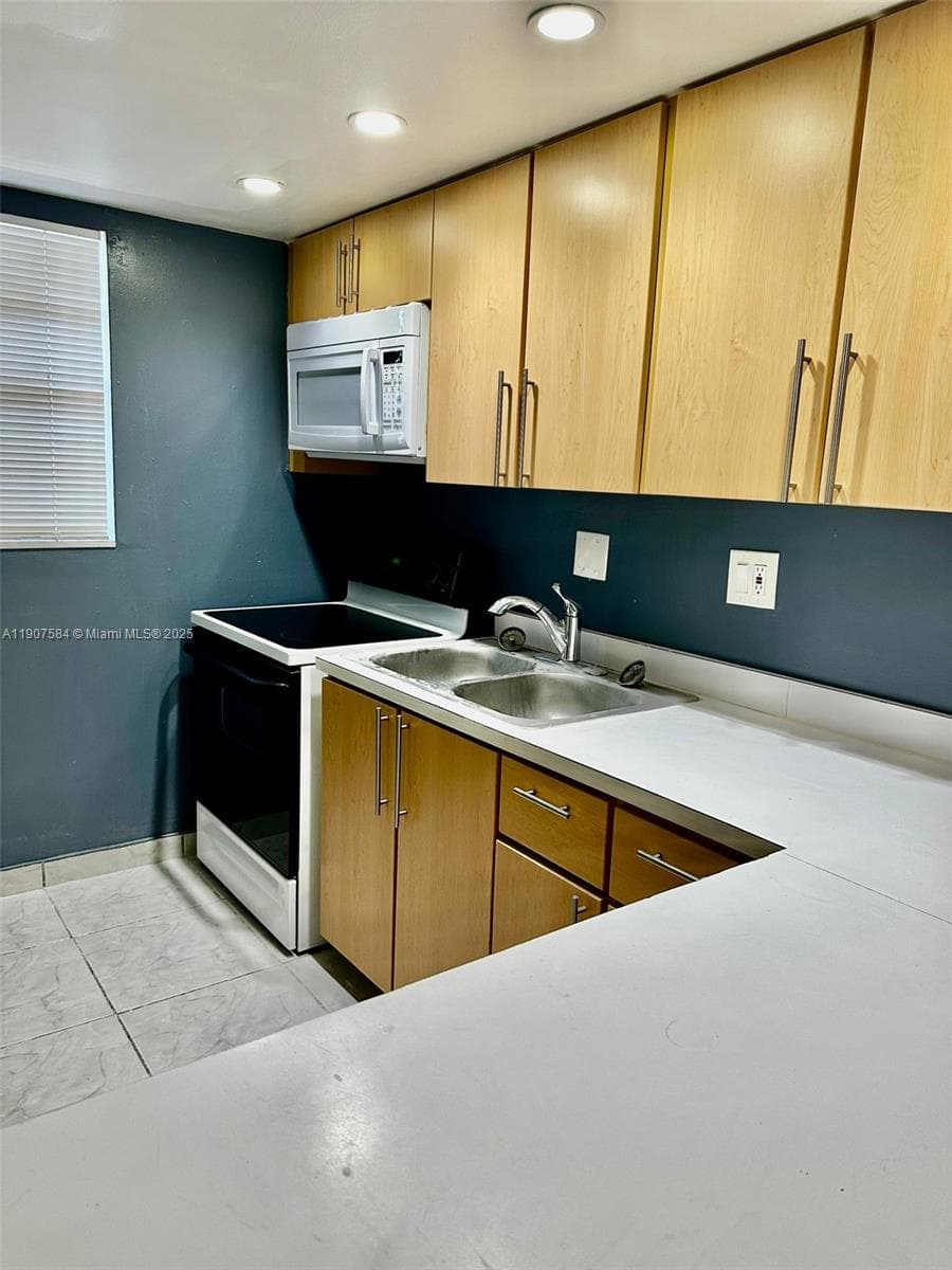 8101 SW 73rd Ave # 30, Miami, FL 33143 photo 2
