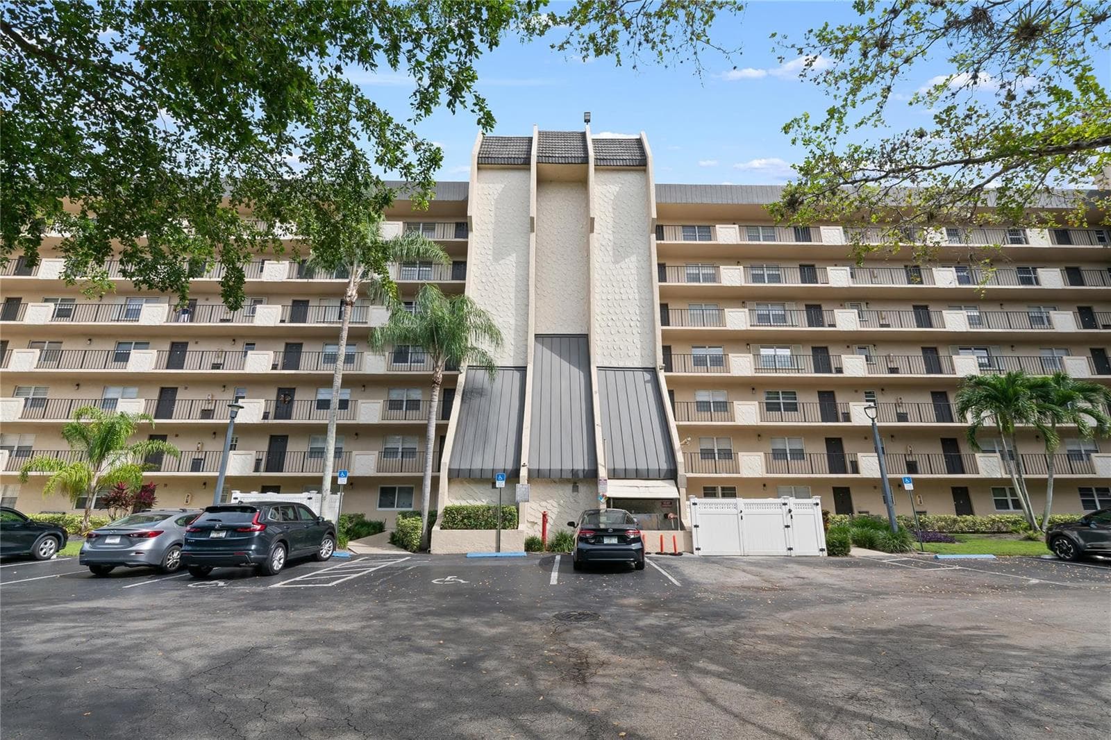 3300 W Rolling Hills Circle # 610, Davie FL 33328 photo 2