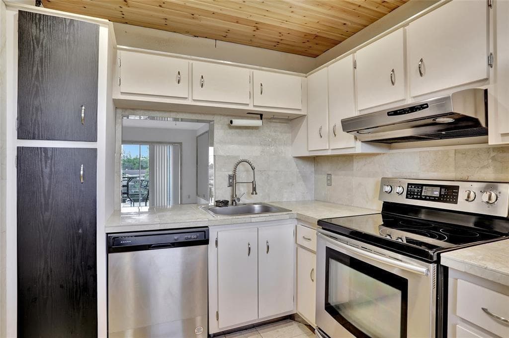4311 Crystal Lake Drive # 421, Pompano Beach FL 33064 photo 2