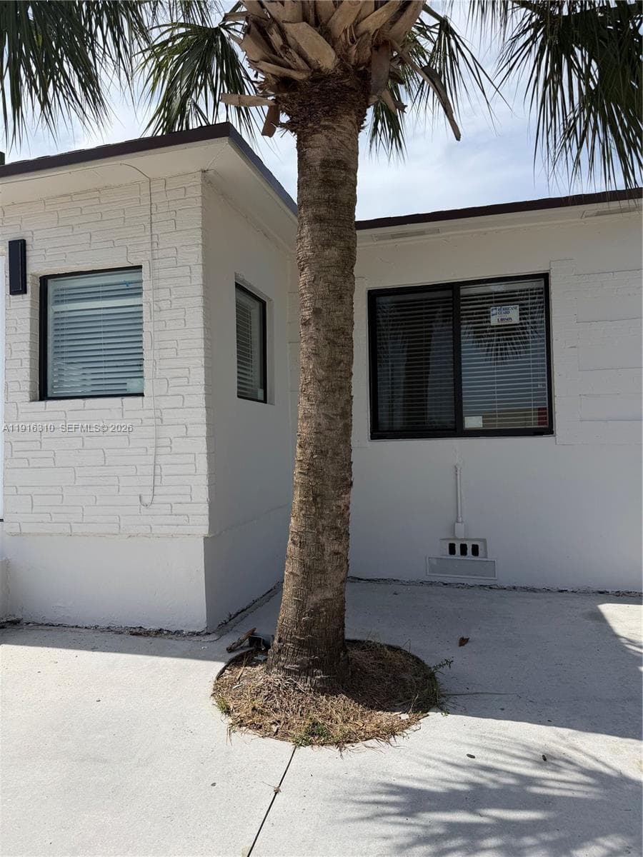 107 W Pembroke Rd, Hallandale Beach FL 33009 photo 4