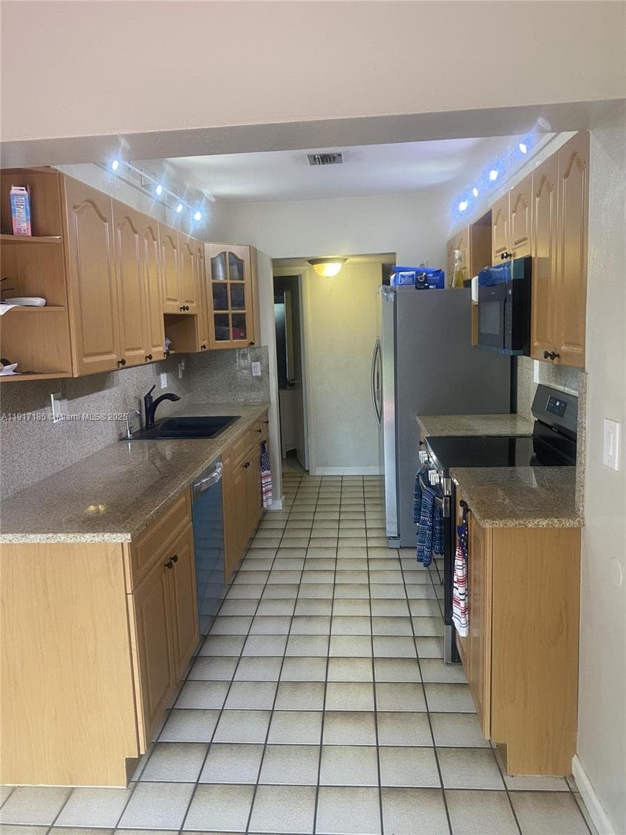 4802 Bayberry Ln, Tamarac FL 33319 photo 2